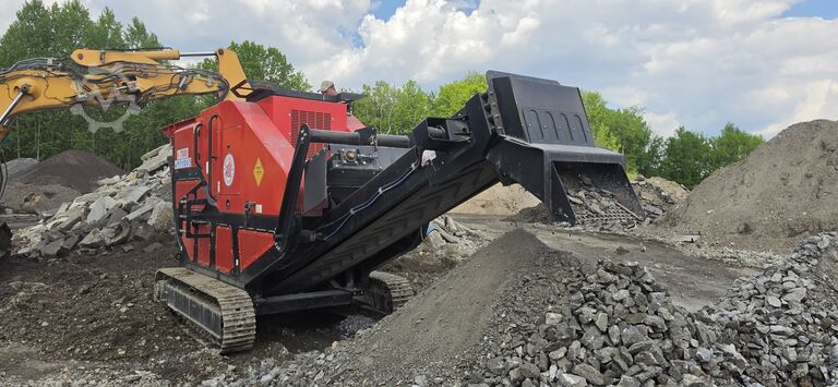 履带式移动颚式破碎机 Red Rhino 7000 jaw crusher