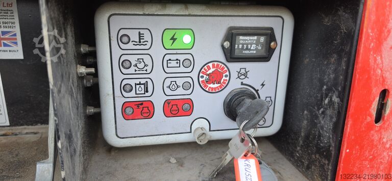 履带式移动颚式破碎机 Red Rhino 7000 jaw crusher