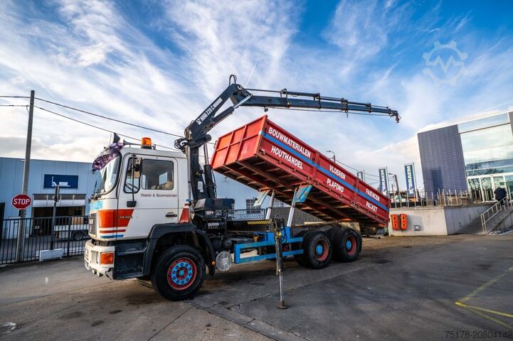 Tipper dengan derek MAN 33.422 DF + HIAB 220 C-5