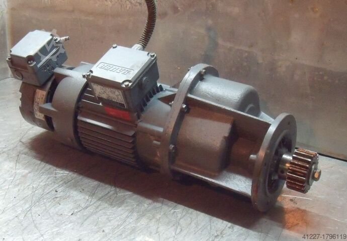 Мотор-редуктор 0,75 кВт 121 об/мин BAUER G12-20/DK 84-200 L