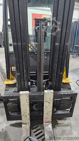Stivuitor electric cu 4 roți Yale ERP30VL