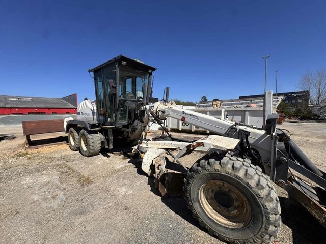 Veihøvel NEW HOLLAND F106.6A alrrad 6x6 Grader 12 Ton - 10.700 Std