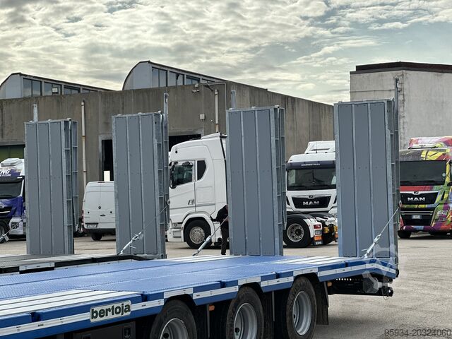 Tiefbett-Sattelauflieger für den Transport von Baumaschinen BERTOJA BERTOJA