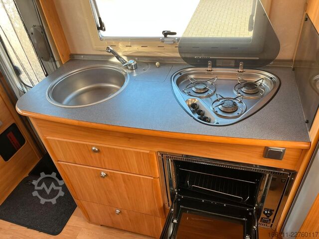 عربة تخييم شبه مدمجة ADRIA 687 SP - Festbett - Automatik - Klima - AHK -