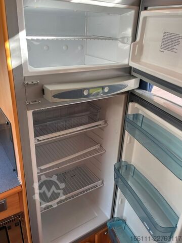 عربة تخييم شبه مدمجة ADRIA 687 SP - Festbett - Automatik - Klima - AHK -