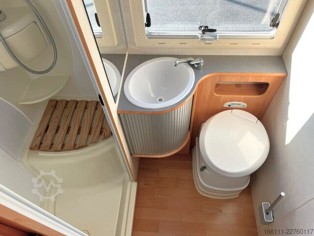 عربة تخييم شبه مدمجة ADRIA 687 SP - Festbett - Automatik - Klima - AHK -