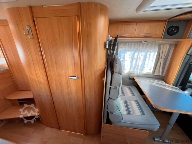 عربة تخييم شبه مدمجة ADRIA 687 SP - Festbett - Automatik - Klima - AHK -