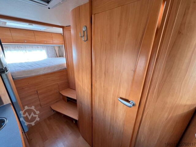 عربة تخييم شبه مدمجة ADRIA 687 SP - Festbett - Automatik - Klima - AHK -