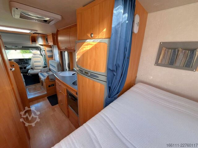 عربة تخييم شبه مدمجة ADRIA 687 SP - Festbett - Automatik - Klima - AHK -