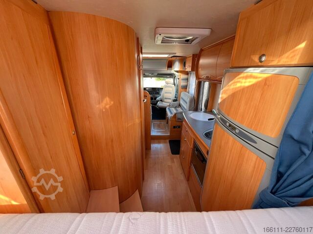 عربة تخييم شبه مدمجة ADRIA 687 SP - Festbett - Automatik - Klima - AHK -