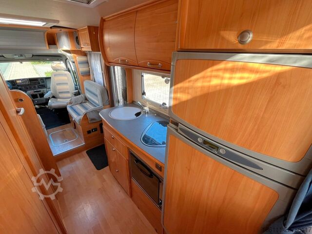 عربة تخييم شبه مدمجة ADRIA 687 SP - Festbett - Automatik - Klima - AHK -