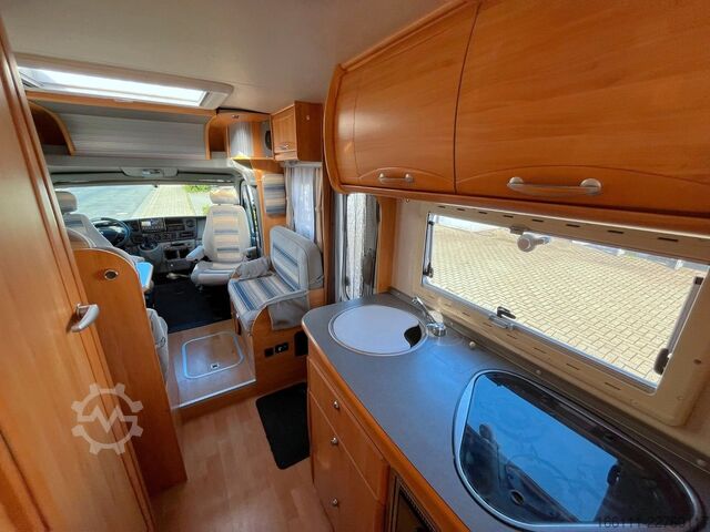 عربة تخييم شبه مدمجة ADRIA 687 SP - Festbett - Automatik - Klima - AHK -