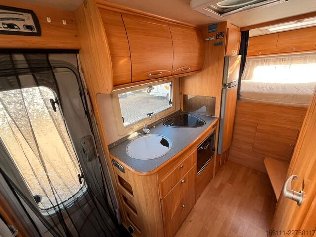 عربة تخييم شبه مدمجة ADRIA 687 SP - Festbett - Automatik - Klima - AHK -
