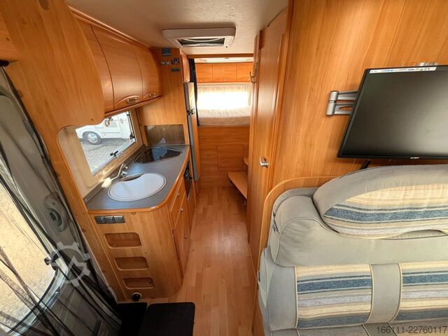 عربة تخييم شبه مدمجة ADRIA 687 SP - Festbett - Automatik - Klima - AHK -