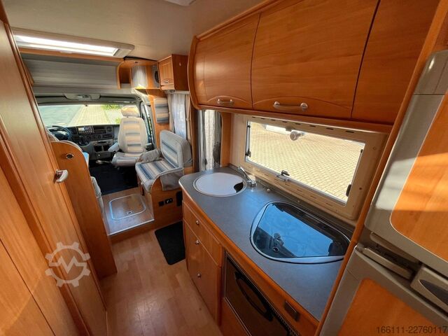 عربة تخييم شبه مدمجة ADRIA 687 SP - Festbett - Automatik - Klima - AHK -