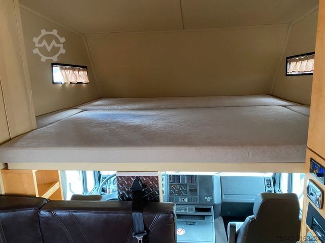 משאית להובלת בקר MAN 12 220 5 Pferde Wohnung