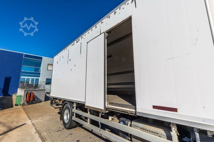 Транспортиране в хладилник/замразено DAF LF55 250 +CHEREAU+THERMO KING+DHOLLANDIA1.5 T.