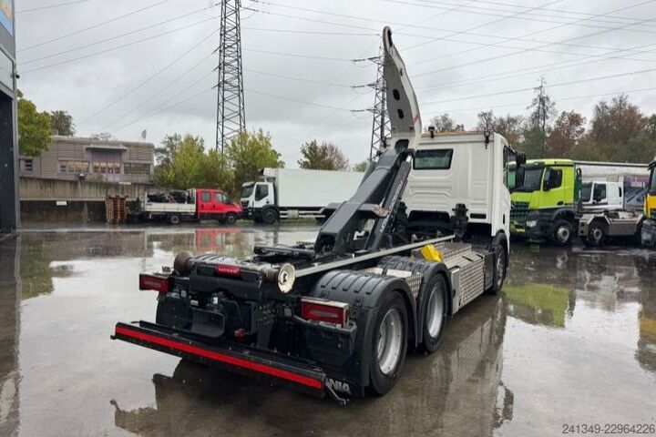 משאית מנוף מעלית מכולות (roll-off) SCANIA R560 6x4 Boogie Moser AHK