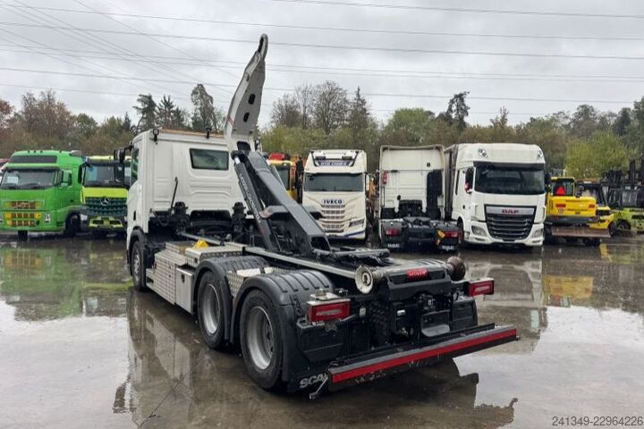 משאית מנוף מעלית מכולות (roll-off) SCANIA R560 6x4 Boogie Moser AHK