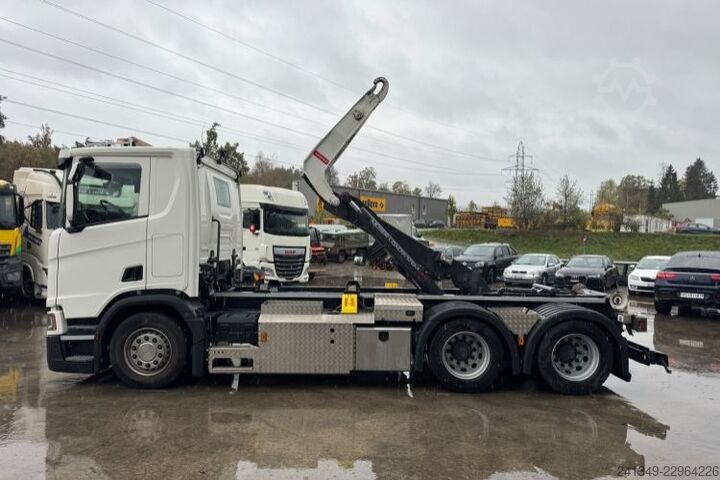 משאית מנוף מעלית מכולות (roll-off) SCANIA R560 6x4 Boogie Moser AHK