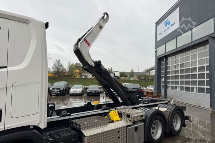 משאית מנוף מעלית מכולות (roll-off) SCANIA R560 6x4 Boogie Moser AHK