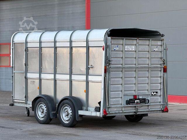 รถพ่วงขนส่งม้า IFOR WILLIAMS SB 2 TA35 PKW Tandem Viehanhänger
