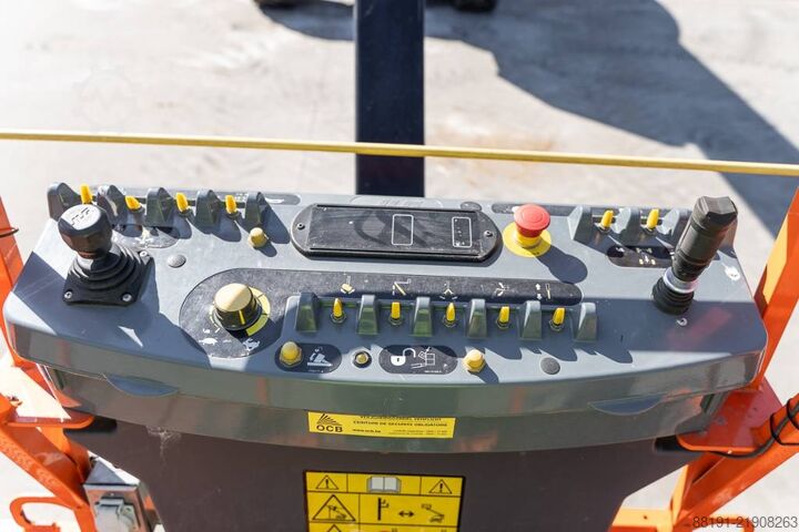 Teleskopická plošina JLG 1250 AJP