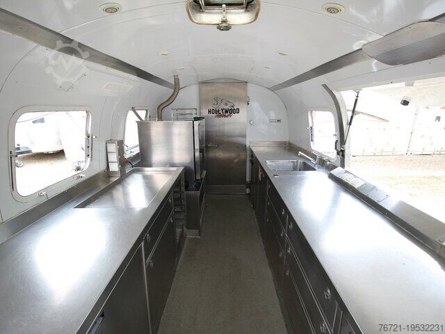 Tirdzniecības piekabe Airstream Land Yacht Sovereign Catering + Foodtrailer