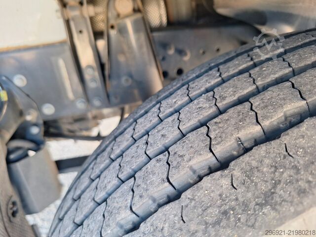 Lori dengan bak tetap dan penutup kanvas IVECO EUROCARGO ML80E22P