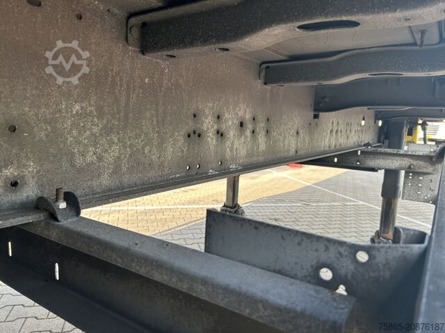 Koffer Schmitz Cargobull SCB S3B / Box / Loadlift / 2x Liftas / APK 03-27