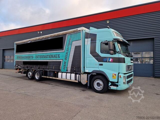Грузовики с платформой и тентом Volvo FH