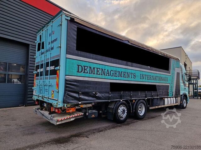 Грузовики с платформой и тентом Volvo FH