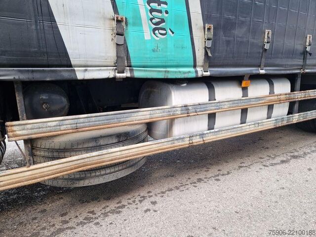 Грузовики с платформой и тентом Volvo FH