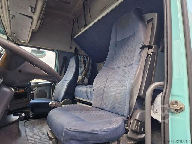 Грузовики с платформой и тентом Volvo FH