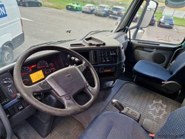 Грузовики с платформой и тентом Volvo FH