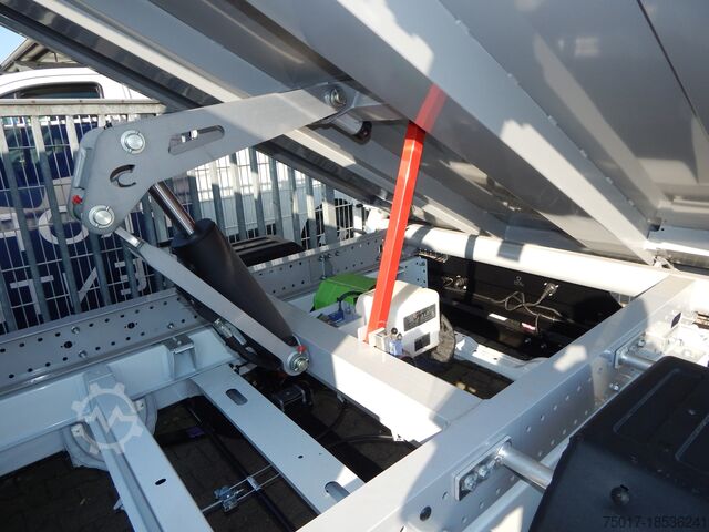 Three-way tipper reinforced chassis Peugeot 3-Seitenkipper Neuwagen SOFORT Doka Anhängerkupplung Klima Bluetooth