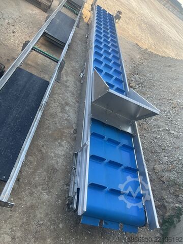 不锈钢带挡板输送机，尺寸：560厘米 x 56厘米 Htech 