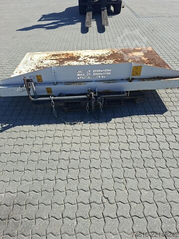 Laserski rezalni stroj / Odpadi pločevine / TRUMPF Restgitterpalette / Holztransport
