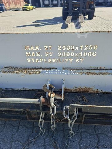 Laserski rezalni stroj / Odpadi pločevine / TRUMPF Restgitterpalette / Holztransport