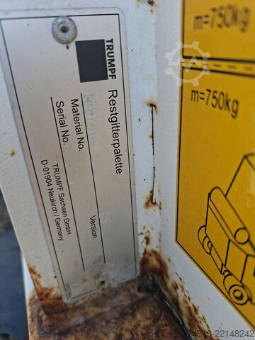 Laserski rezalni stroj / Odpadi pločevine / TRUMPF Restgitterpalette / Holztransport