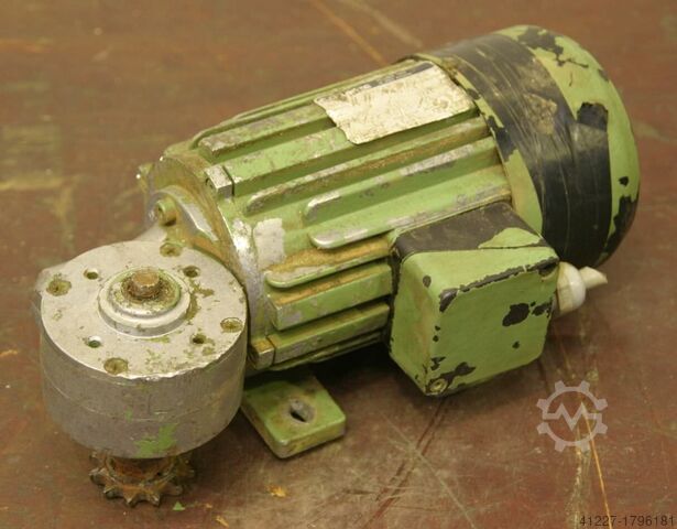 Moteur à engrenages 0,1 kW 60 tr/min Lenze B3 Winkel