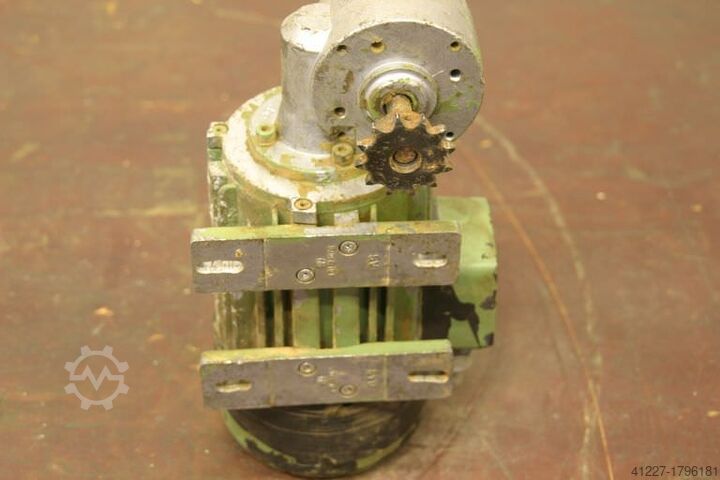 Moteur à engrenages 0,1 kW 60 tr/min Lenze B3 Winkel