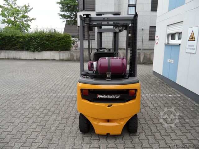 Montacargas de GLP Jungheinrich TFG 316 - Triplex - wenig Stunden