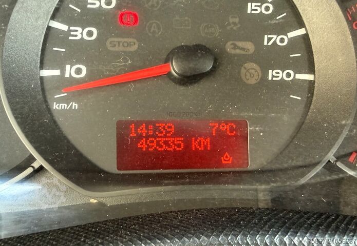 平板卡车 NISSAN NV 400