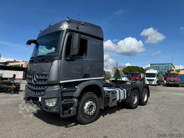Standardni traktor Mercedes-Benz 3348 AROCS TRATTORE MEZZO D' OPERA