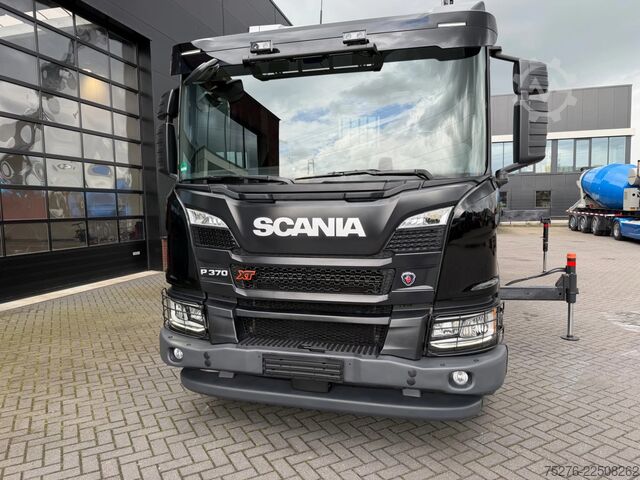 Truk derek Scania P370 XT 6x2 HMF 3220-K6+Fly jib FJ600-K3 Euro 6D