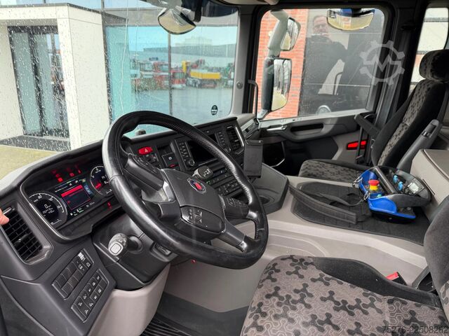Truk derek Scania P370 XT 6x2 HMF 3220-K6+Fly jib FJ600-K3 Euro 6D