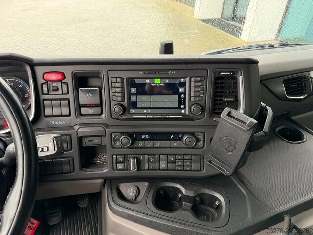 Truk derek Scania P370 XT 6x2 HMF 3220-K6+Fly jib FJ600-K3 Euro 6D