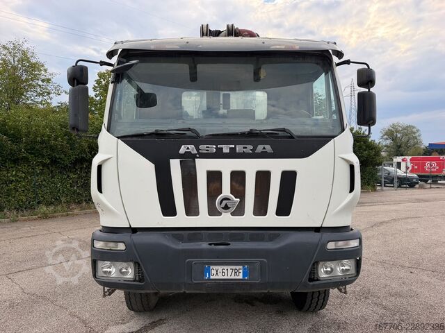 Caminhão betoneira Astra HD8 84.48-80