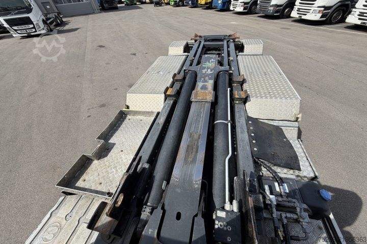Ruloninė konteinerinė savivartis Volvo FM-500 8x2 Hiab / Swiss-Vehicle